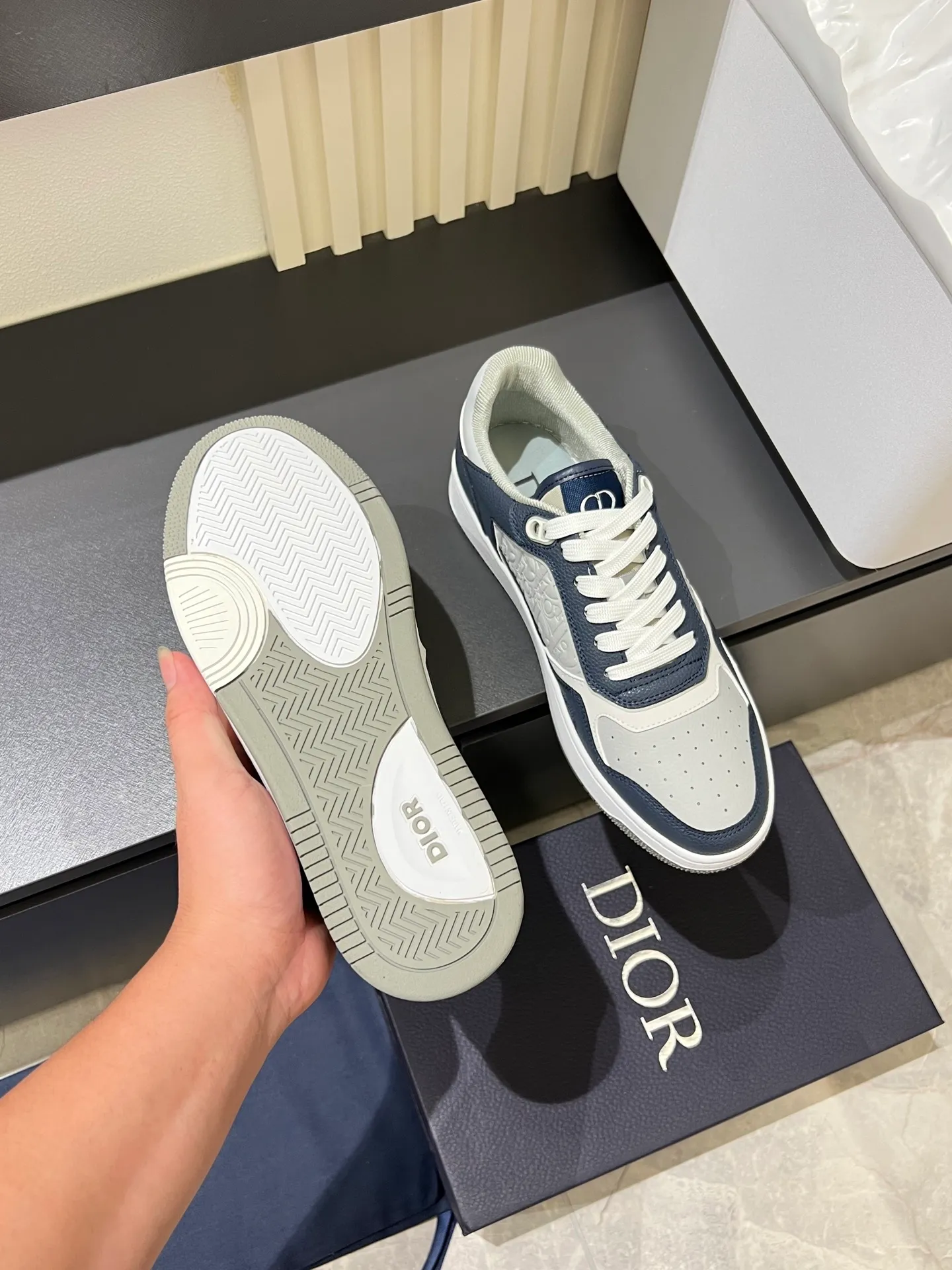 Men's shoes 💰p400 "Dio*" mid-top B27 casual sneakers. This B27 high-top sneaker is a new product in the series and continues Di*r's classic style. Crafted from gray and white smooth calf leather with beige and black Oblique print panels on the sides. The "CD Icon" shaped shoelace eyelets are clever and delicate, and the two-color rubber sole, rear collar and heel are all equipped with the brand's iconic details to enhance the style. Oblique printed straps at the ankle allow for an adjustable fit to complement the overall design. Fashionable and versatile, it can complement any look. Create an exquisite design with unique dynamic vitality and modern atmosphere, presented in low-top and high-top styles. This new must-have shoe adds a new dimension to Dior's archive heritage, embodying modern elegance. Purchase the original version and make it 1:1. If you need top quality, please come to me! Male 38-44!